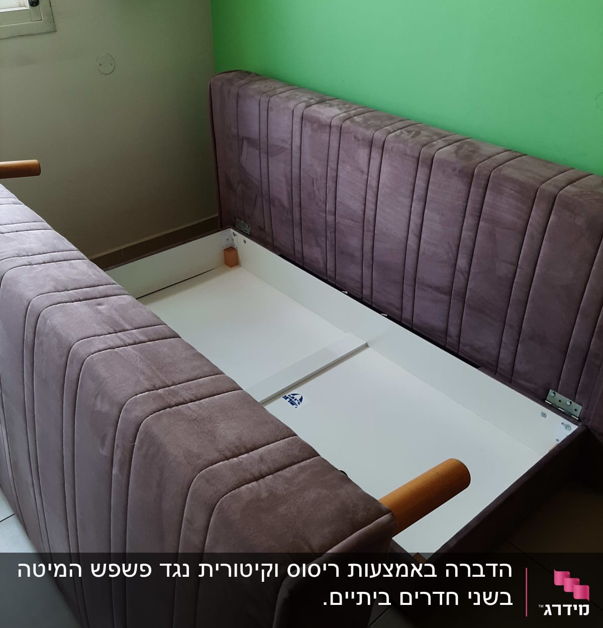 ספה הפוכה עם רגליים חשופות בחדר